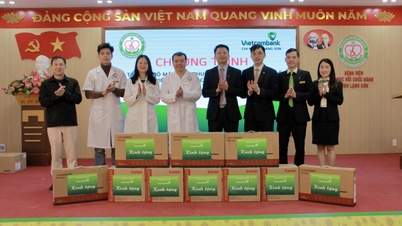 Vietcombank Lang Son daruje počítače na podporu digitální transformace.