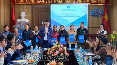 ບໍລິຈາກບັດປະກັນສຸຂະພາບ 90 ໃບໃຫ້ແກ່ປະຊາຊົນທີ່ປະສົບກັບຄວາມຫຍຸ້ງຍາກ.