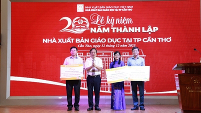 ベトナム教育出版社がメコンデルタの3省に共用教科書キャビネットを寄贈。