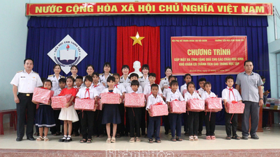 សមាគមនារីនៃកងវរសេនាធំកងទ័ពជើងទឹកលេខ ១៩៦ ចែកអំណោយដល់សិស្សានុសិស្សនៅតំបន់ដែលរងផលប៉ះពាល់ដោយទឹកជំនន់។