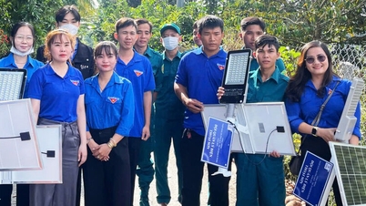 Realizace projektu osvětlení venkovských silnic v obci Dinh My.