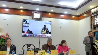 លោក ត្រឹន ស៊ីថាញ់ ប្រធានគណៈកម្មាធិការត្រួតពិនិត្យមជ្ឈិម ជួបជាមួយអ្នកបោះឆ្នោតនៅទីក្រុងហាណូយ។