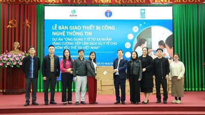 The Department of Health of Lao Cai province receives equipment to support remote medical examinations and treatment for vulnerable groups.