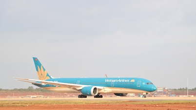 [גלריית תמונות] מבט מקרוב על מטוס בואינג 787 עם מספר טיסה VN 5001 חולף על פני מגדל בקרת התנועה האווירית בטרמינל נמל התעופה לונג טאן.