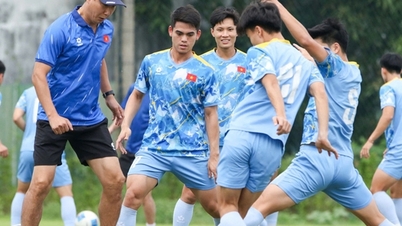 Perdana Menteri menganugerahkan Sijil Penghargaan kepada barisan kejurulatihan pasukan Vietnam B23.