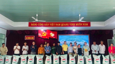 Menderma baja kepada 200 isi rumah di Hong Son untuk membantu mereka memulihkan pengeluaran selepas banjir.