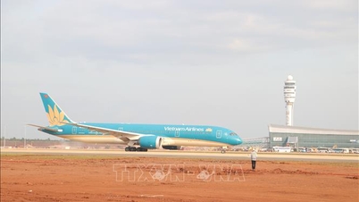 טיסת הניסוי הראשונה נחתה בשדה התעופה לונג טאן.