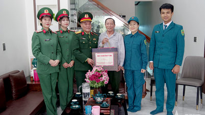 Comando Militar Provincial de Quang Ninh: Visita e entrega de presentes a veteranos no bairro de Ha An.