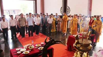 The ancestral worship ceremony is held to commemorate the 96th anniversary of the death of Deputy Scholar Nguyen Sinh Sac.