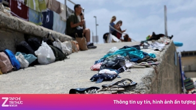 Chanclas abandonadas en la playa después del tiroteo en Australia.