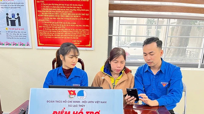 យុវជន​នៃ​ឃុំ​ឡាក់​ធ្វី​មានមោទនភាព​ដែល​បាន​ស្លៀក​ឯកសណ្ឋាន​អ្នកស្ម័គ្រចិត្ត​ពណ៌​ខៀវ។