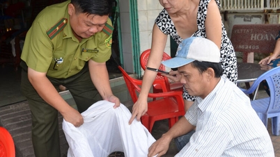 ساکنان بخش راچ گیا یک مار پیتون تقریباً 8 کیلوگرمی را تحویل دادند.