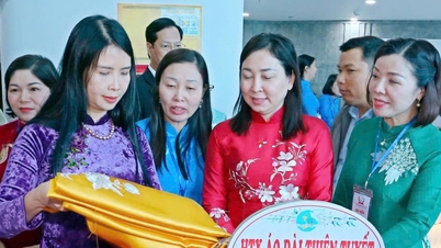 Gyönyörű képek az Első Ninh Binh Tartományi Női Kongresszusról, 2025-2030-as ciklus.