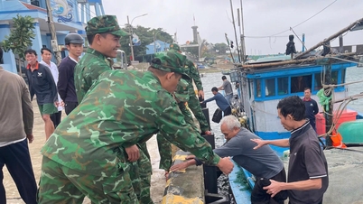 Sex fiskare räddades efter att deras båt sjunkit under fiske utanför Quang Tris kust.