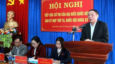 グエン・ヴァン・フン大臣はクアンガイ県ゴック湾コミューンで有権者と会談。