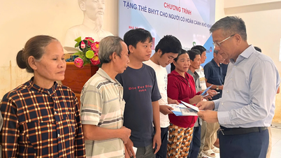 Κοινωνική Ασφάλιση της Επαρχίας Khanh Hoa: Έγκαιρη διανομή καρτών ασφάλισης υγείας σε άτομα που βρίσκονται σε δύσκολες συνθήκες.