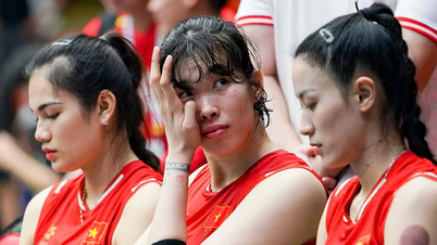 Heartbreaking images of Thanh Thúy sobbing after the loss to Thailand.