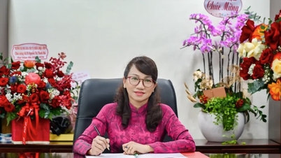 صورة أول مديرة لجامعة فيتنام الوطنية في مدينة هو تشي منه