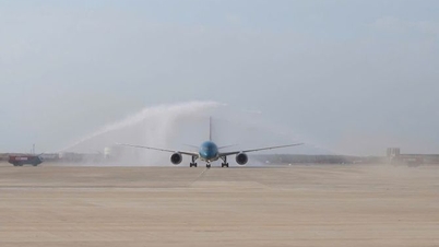 롱탄 공항에 첫 상용 항공기가 도착했습니다.