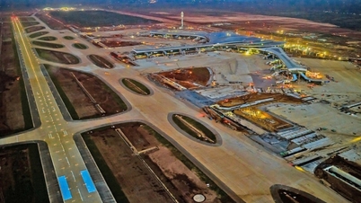 Os primeiros aviões estão prestes a pousar no aeroporto de Long Thanh em rápida sucessão.