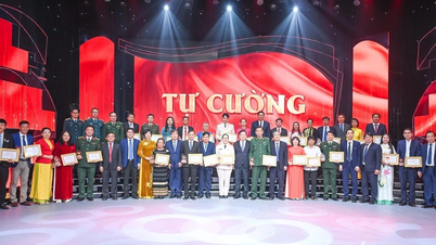 Hommage à 32 personnalités exceptionnelles qui incarnent l'esprit d'étude et de mise en pratique des enseignements du président Hô Chi Minh.