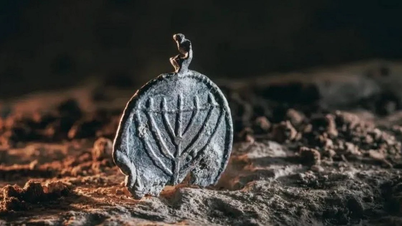 Sebuah liontin timah berusia 1.300 tahun yang diukir dengan simbol menorah telah ditemukan di Yerusalem.