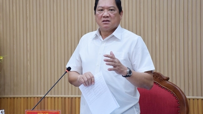 Naib Pengerusi Tetap Jawatankuasa Rakyat Wilayah Lam Van Bi bekerjasama dengan perniagaan, dengan tegas menghapuskan kesukaran untuk menggalakkan pertumbuhan pada tahun 2025.