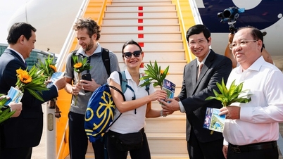 Phu Quoc, Vietnam'ı ziyaret eden 20 milyonuncu uluslararası turisti değerli hediyelerle karşıladı.