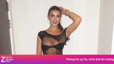 Pengacara sukan wanita itu memakai pakaian yang berani.