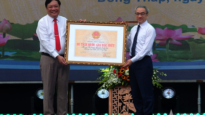Dong Thap: Recebendo o certificado que designa o túmulo do vice-ministro Nguyen Sinh Sac como Monumento Nacional Especial.