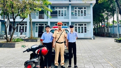 To elever ble kjørt til skolen i tide av trafikkpolitiet etter at motorsykkelen deres hadde havarert.