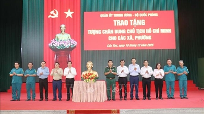 Entrega de estátuas com o retrato do Presidente Ho Chi Minh aos Comitês Populares das comunas e bairros de Can Tho.