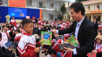 Talare Quoc Vuong interagerar med elever från Chieng Xom grundskola och gymnasium.