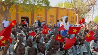 Afrikanische Menschen tanzten und schwenkten vietnamesische Flaggen neben den Soldaten mit den blauen Baretten.