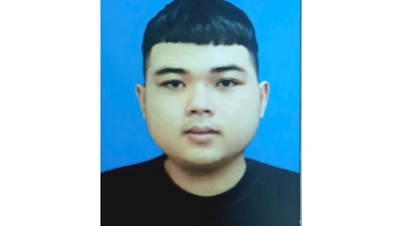 Pendakwaan disyorkan terhadap individu yang mengugut untuk mendedahkan gambar sensitif seorang wanita muda bagi tujuan serangan seksual terhadapnya.