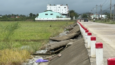 The embankment along Nguyen Luong Bang Street has collapsed.