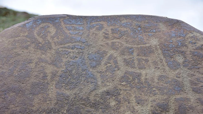En 2 000 år gammal tibetansk hällmålning avslöjar ett mysterium.