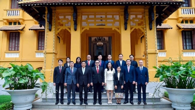 La Viceministra de Asuntos Exteriores, Le Thi Thu Hang, recibe a la delegación del Departamento de Prensa del Ministerio de Asuntos Exteriores de Laos.