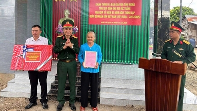 Handing over houses of gratitude to families entitled to preferential policies in Ea Nuôl.