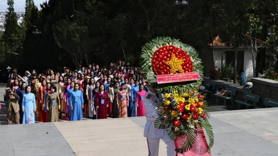 Delegasi Kesatuan Wanita Wilayah Lam Dong melawat tanah perkuburan syuhada di Da Lat untuk memberi penghormatan terakhir kepada para syuhada yang gagah berani.