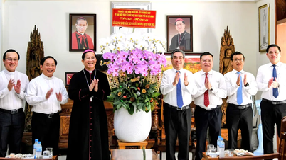 Para pemimpin Bandar Raya Ho Chi Minh melawat dan menyampaikan ucapan Krismas untuk tahun 2025.