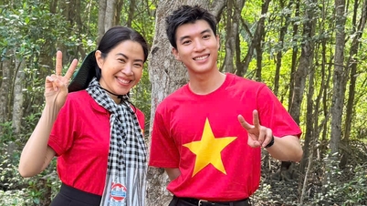 Musikern Nguyen Van Chung, HIEUTHUHAI och en grupp artister besöker Rung Sac-basen i Can Gio.
