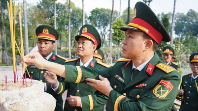 The Ho Chi Minh City Command offered incense to commemorate the heroic martyrs.