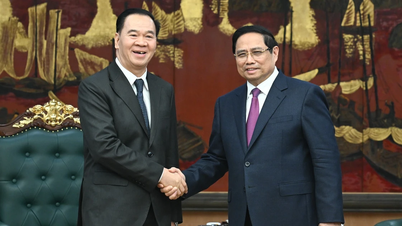 [Foto] Premierminister Pham Minh Chinh empfängt den laotischen Minister für Bildung und Sport, Thongsalith Mangnormek