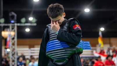 Vietnamský boxer roní slzy poté, co promeškal šanci získat zlatou medaili na SEA Games.