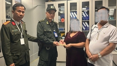 Η γυναίκα επιβάτης που έριξε το χρυσό βραχιόλι της στο αεροδρόμιο Phu Bai χάρηκε πολύ που παρέλαβε πίσω την περιουσία της.
