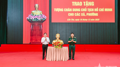 กองบัญชาการทหารส่วนกลาง กระทรวงกลาโหม: บริจาคภาพเหมือนของประธานาธิบดีโฮจิมินห์ จำนวน 103 ภาพ ให้แก่กองบัญชาการทหารเมืองเกิ่นโถ