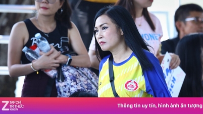 Phuong Thanh inspiruje vietnamský tým v přetahování proti jejich thajským soupeřům.