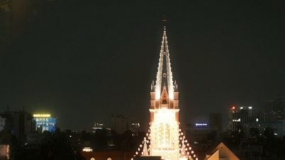Tan Dinh-kerk: een kerstavondwandeling in roze tinten.
