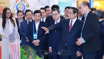Premiér se účastní Vietnamského ekonomického fóra 2025.